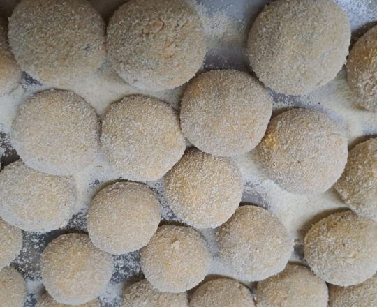Croqueta casera de pollo asado , producto congelado listo para freír.